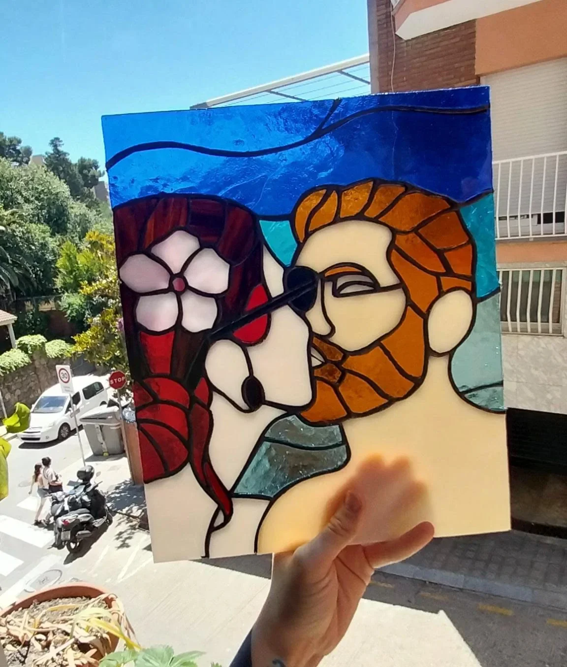 Vitral Tiffany El Beso estilo Klimt a contraluz con la luz natural del día