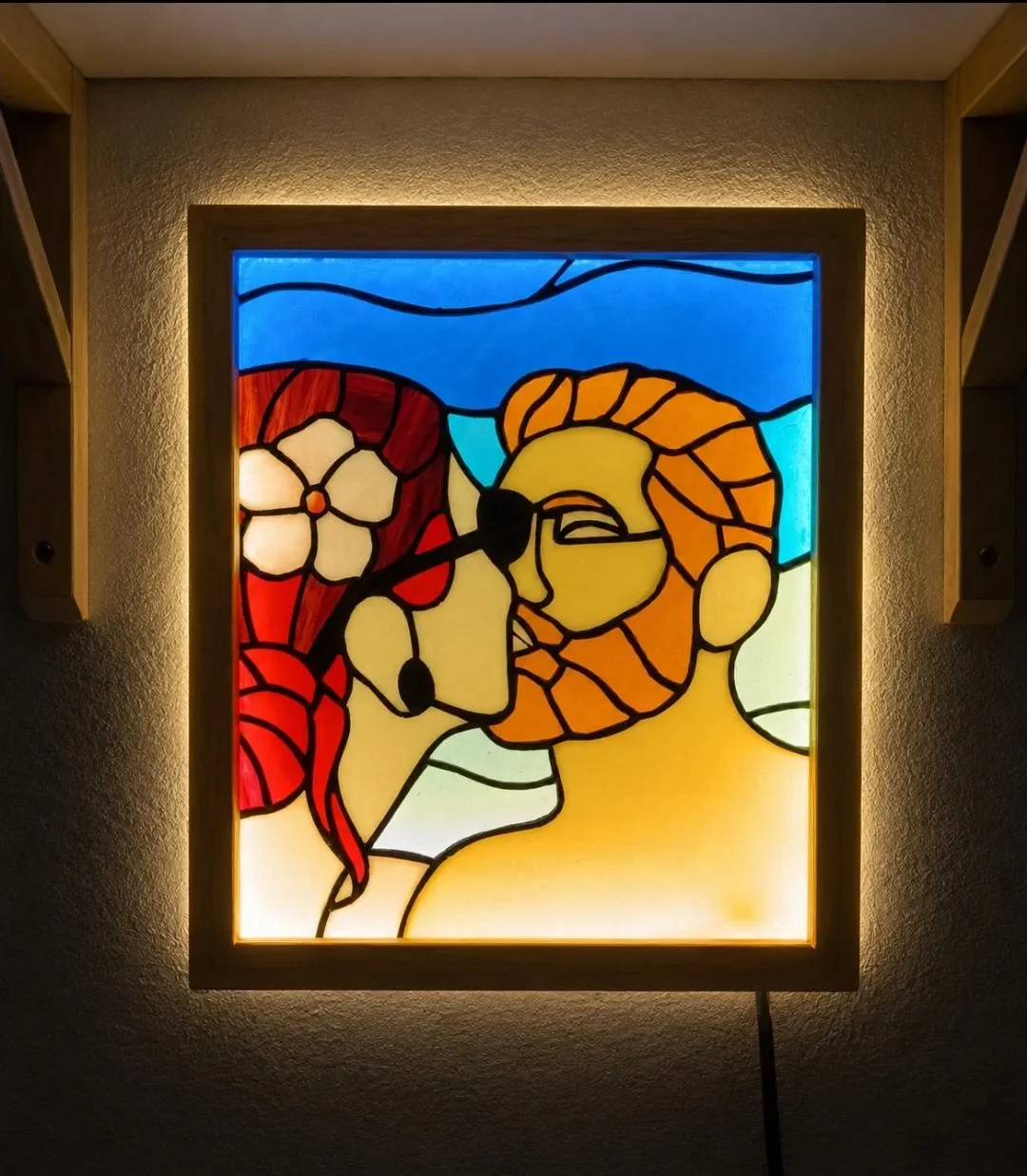 Vitral Tiffany El Beso estilo Klimt montado en caja de luz de madera iluminada